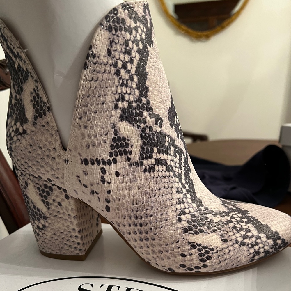 NEVER WORN Steve Madden Snake Booties
